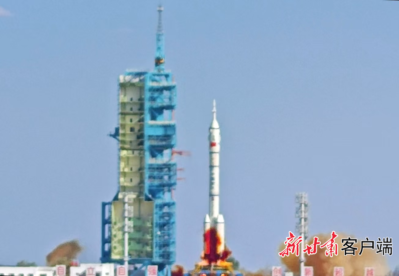 长征火箭拖曳着尾焰拔地而起，直冲云霄。（新甘肃·甘肃日报记者　吴涵）