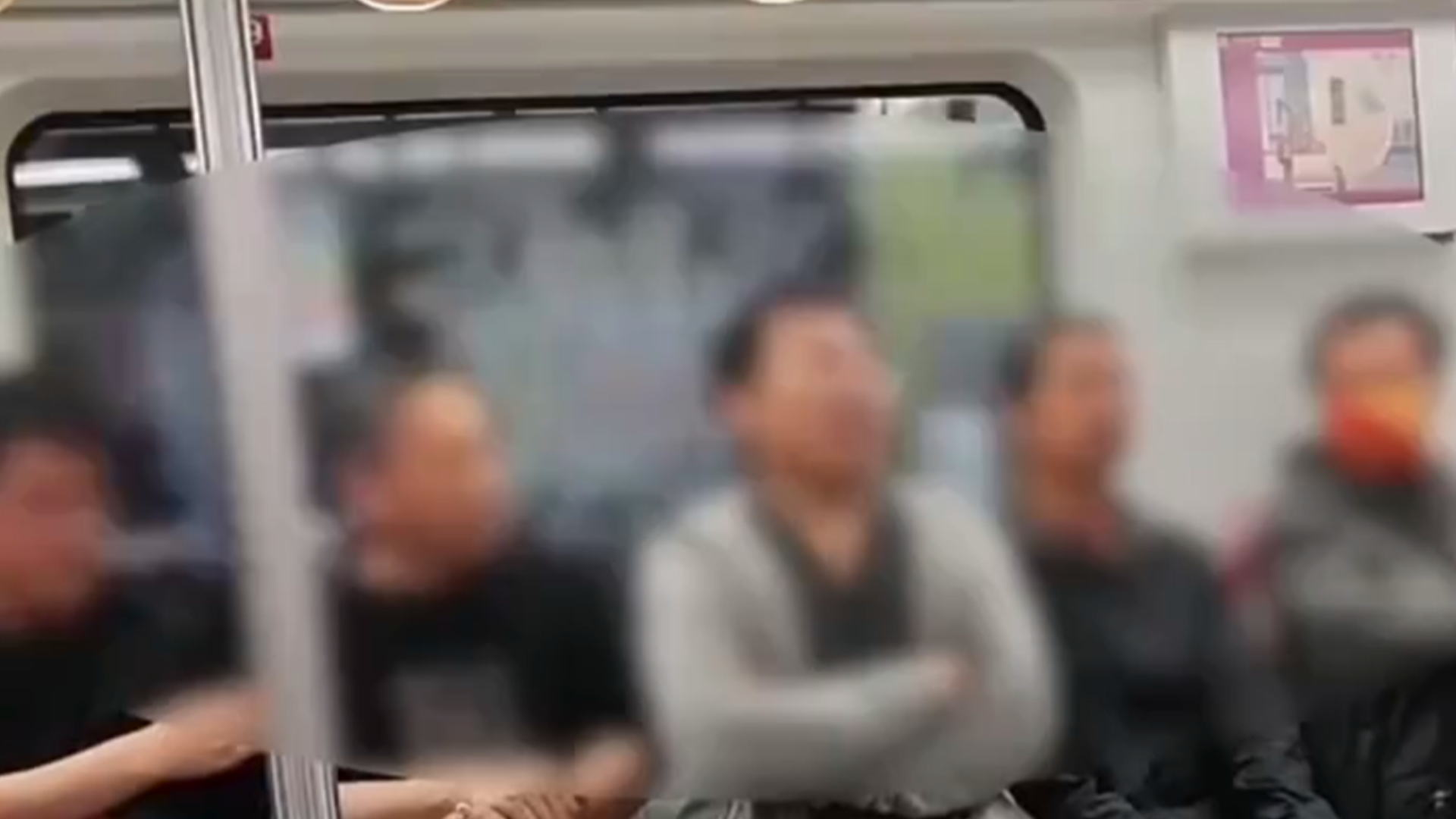 北京地铁5号线一61岁大爷骂农民工“XXX跟要饭似的一身灰”，北京公交警方通报：行拘