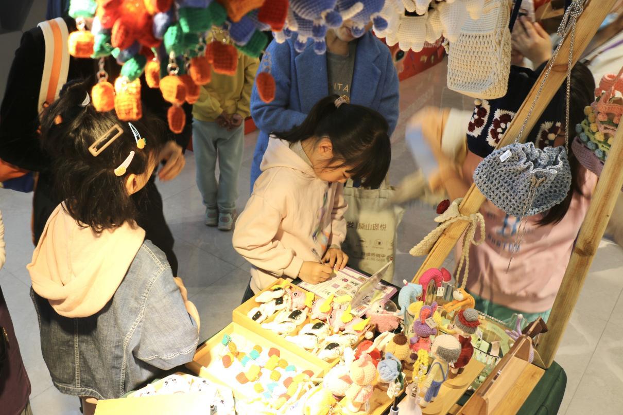 在公益摊位,孩子围绕“爱与美好社会”写下自己的问题