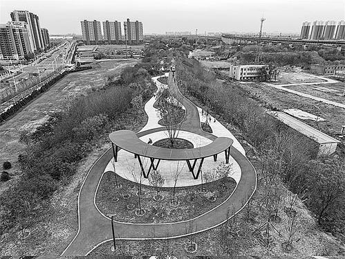 本报讯(纵览新闻记者鲁雅琦)4月23日,记者从石家庄城发投集团获悉,由该集团建设的口袋公园——鱼跃园目前已建成并进入试运行阶段,将于5月1日正式对市民开放。