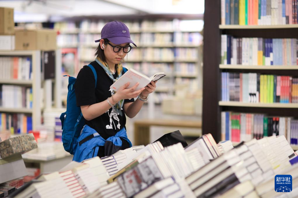 4月22日，市民在南京先锋书店五台山店内阅读。新华社发（苏阳摄）