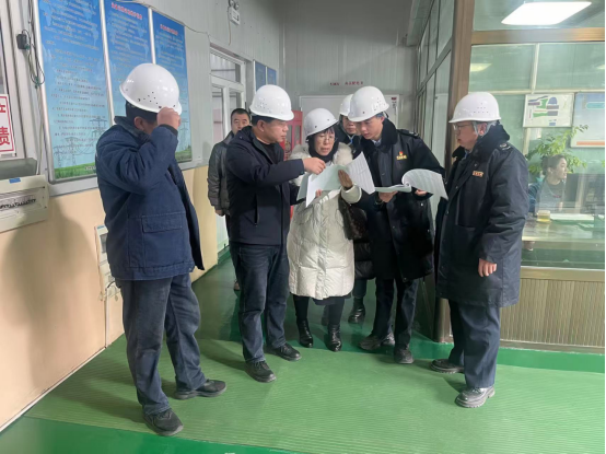 夏河县税务干部在恒盛水电有限责任公司调研