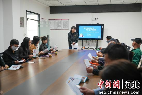 图为任丘市西环路街道矿山社区，工作人员正在讲解版权知识。 韩慧峰 摄
