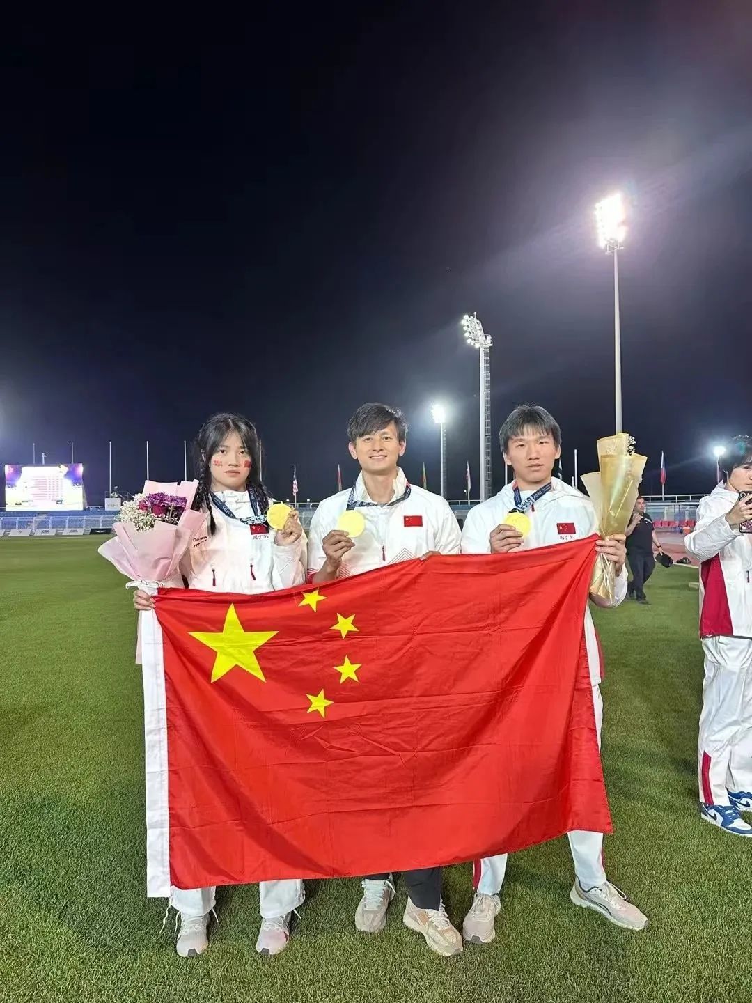 （右一为江西籍运动员刘康斌、左一为江西籍运动员张倩）