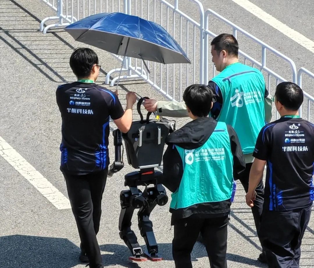 太奶式遛弯、儿童级陪护、累趴工程师,这场马拉松让科技圈笑不活了