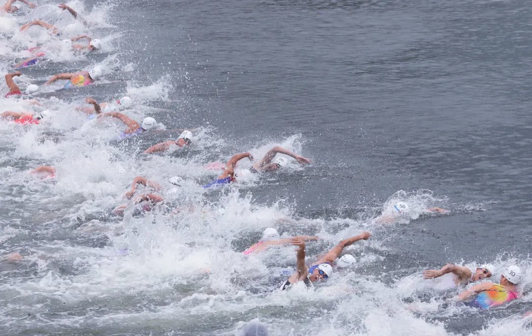 选手在游泳赛道展开争夺。胡坤明/摄