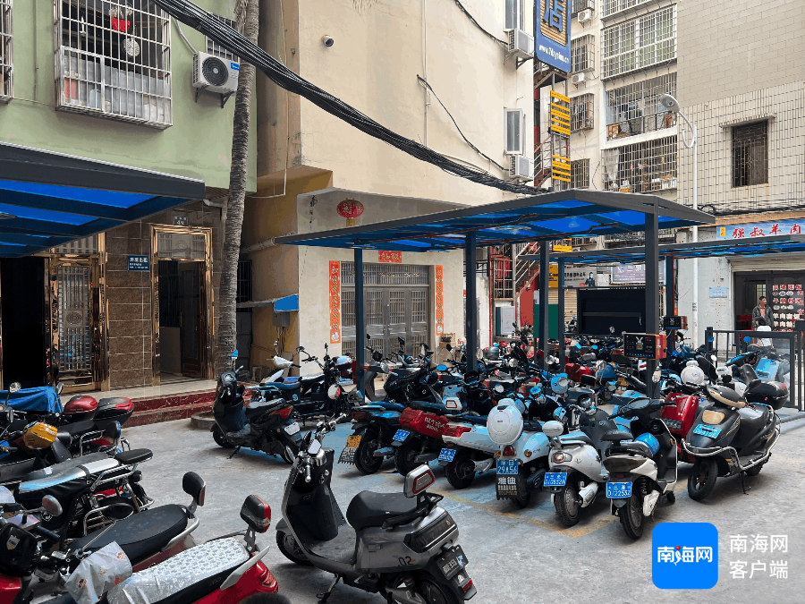 三亚儋州村社区电动自行车充电设施。记者 张宏波 摄