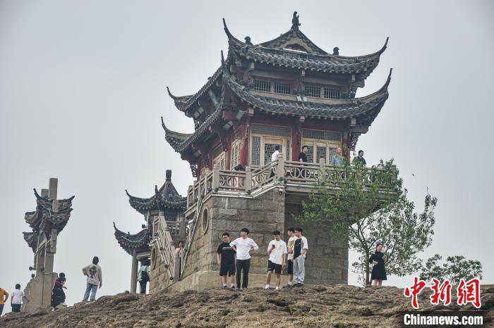 图为江西庐山市“千年石岛”落星墩，吸引了许多游客前来登岛游玩。巫发阳 摄