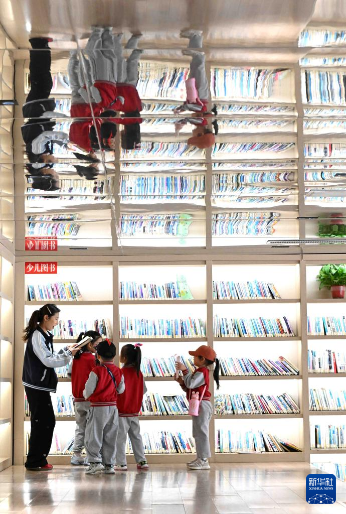 4月22日，幼儿园老师带领小朋友在河北省石家庄市鹿泉区一处公园书房开展读书活动。新华社发（陈其保摄）