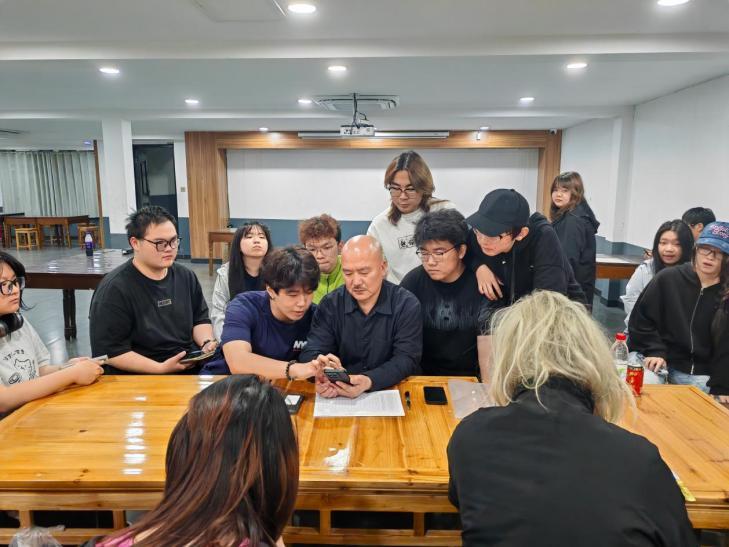 艺术教育学院院长王灵毅指导学生