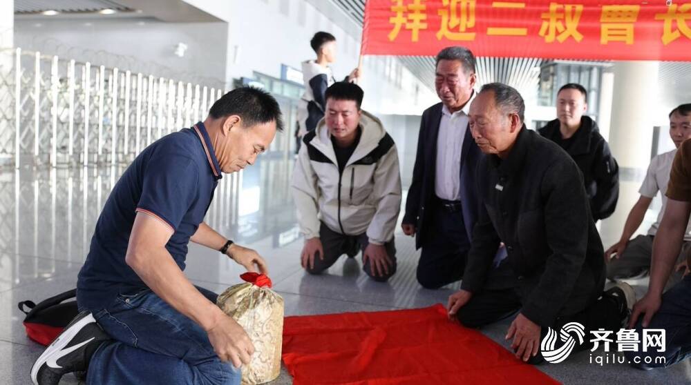 4月19日下午，“灵魂摆渡人”刘德文将曹长温的骨灰带回菏泽老家。