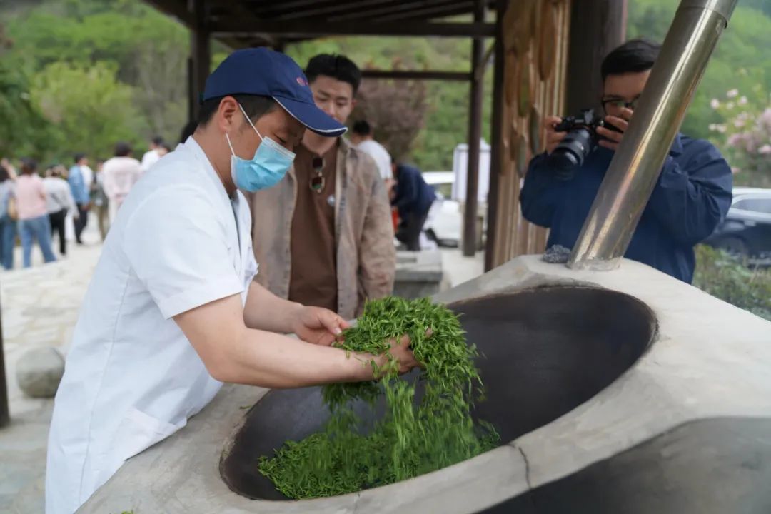 工人现场炒制“裕河毛尖”　刘建军　摄
