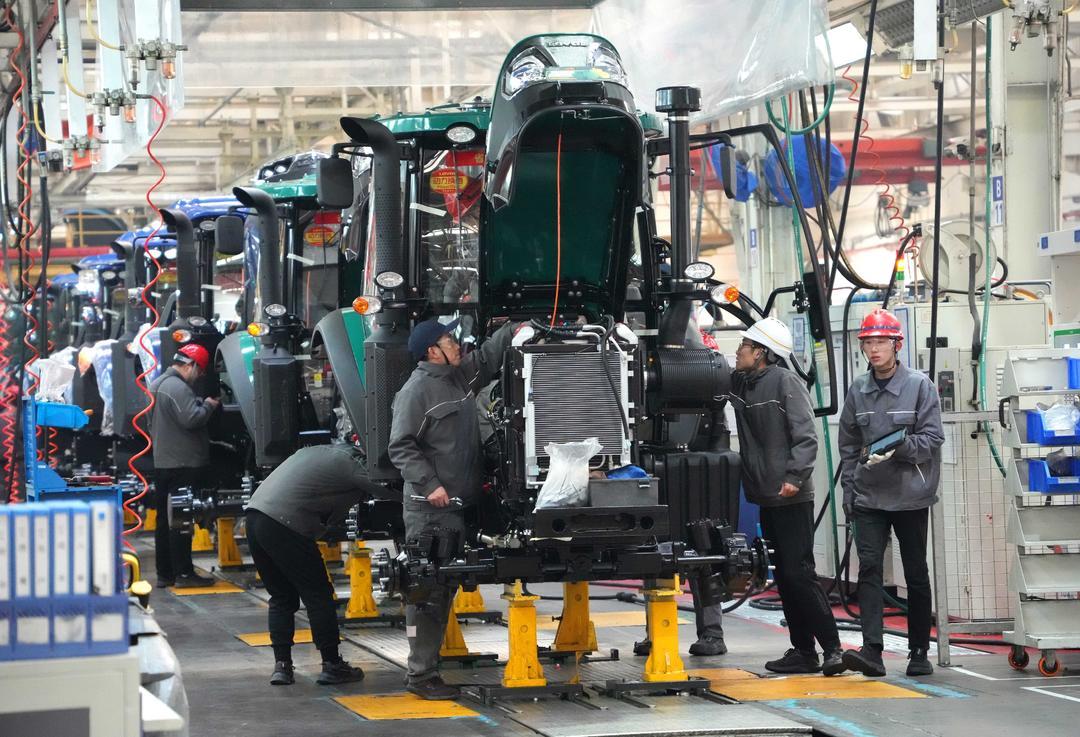 工人在位于潍坊市的潍柴雷沃智慧农业科技股份有限公司组装生产农机设备。
