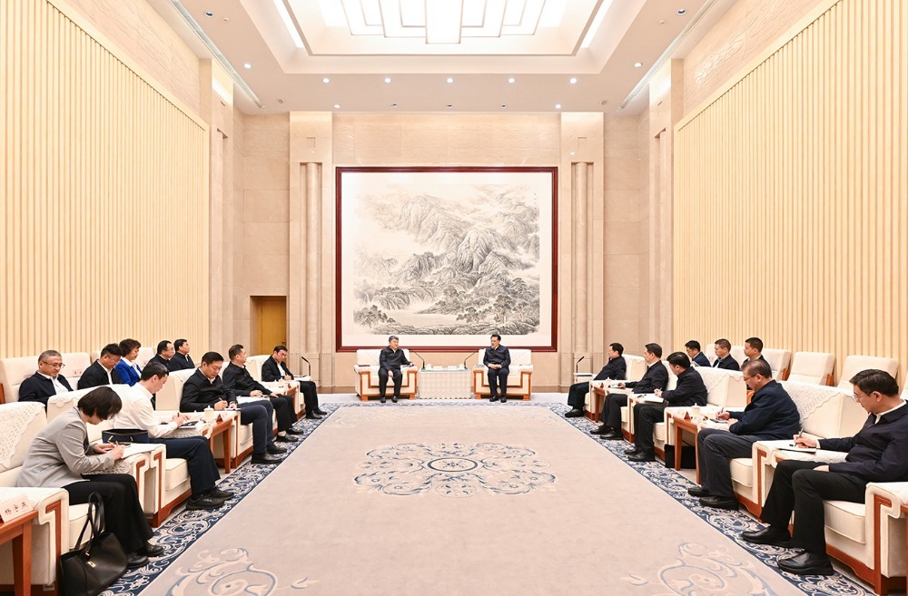 ▲4月23日上午，市委书记袁家军，市委副书记、市长胡衡华会见中国电子科技集团党组书记、董事长王海波一行。记者 刘力 摄