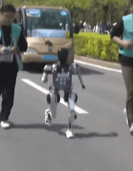 完赛率不到一半!机器人“跑远”难,首届马拉松有何意义?