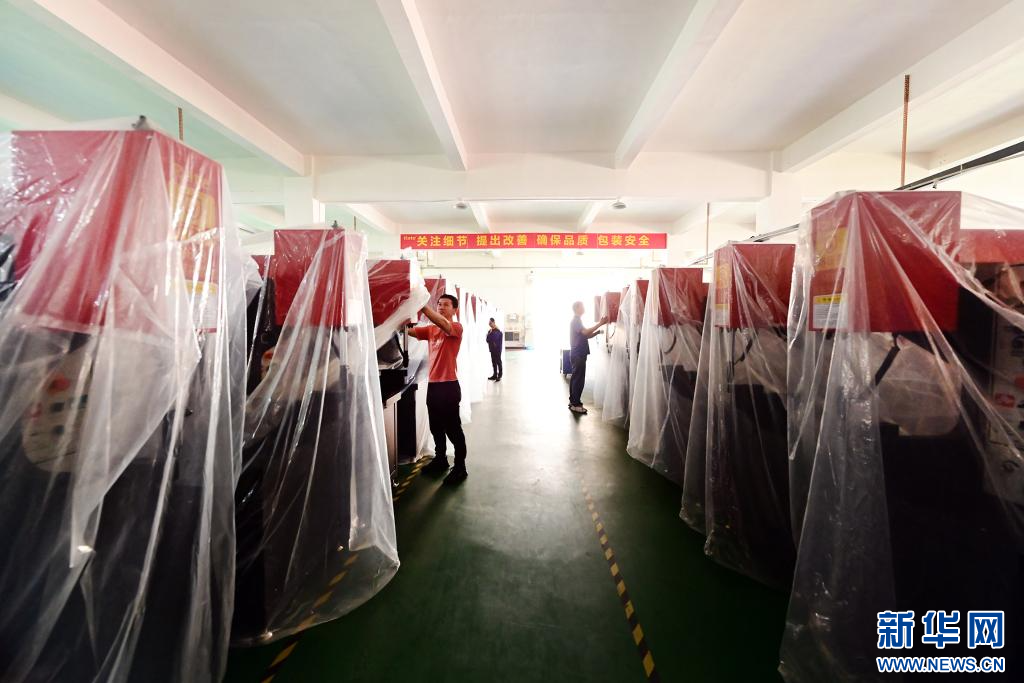 近日，在江西省宜春市萬載縣馬步鄉招商引進的銳騰模具制造企業，工作人員在車間防塵包裝訂單產品。新華網發 鄧龍華 攝