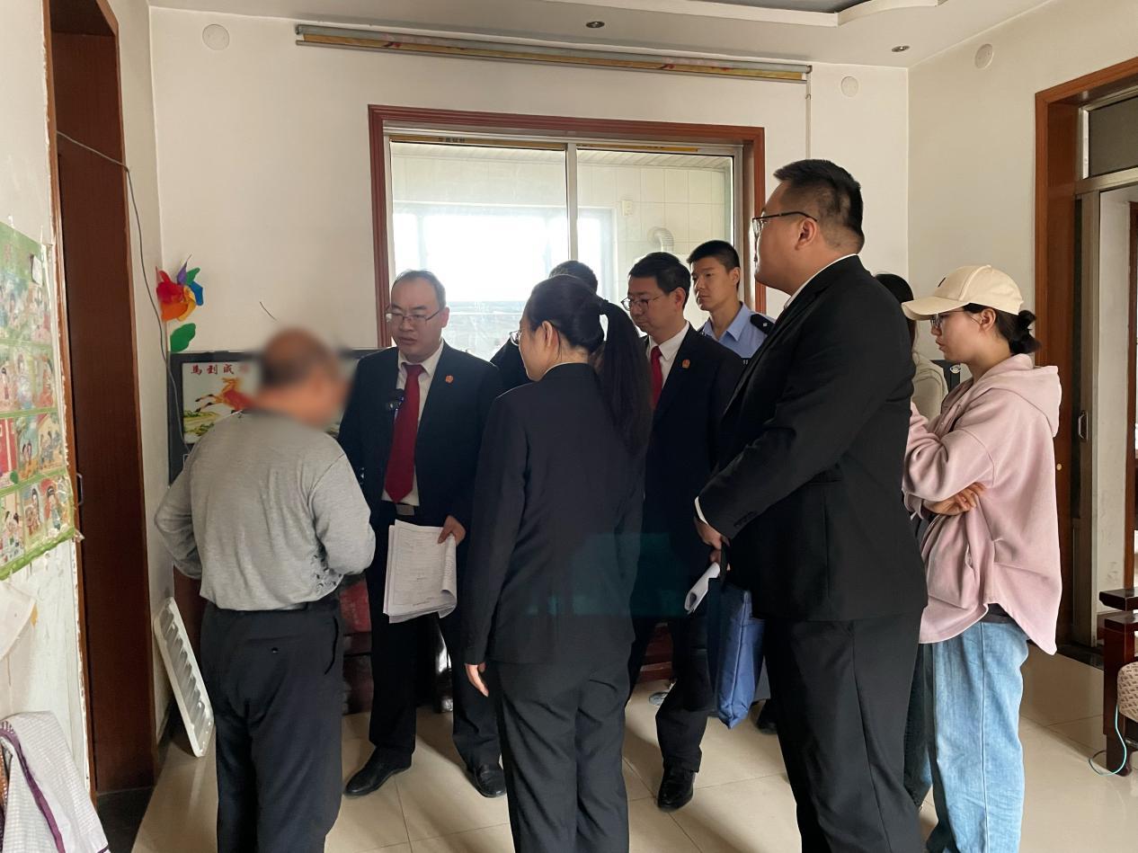 济宁两级法院联合执法在邹城拘传拘留老赖15人