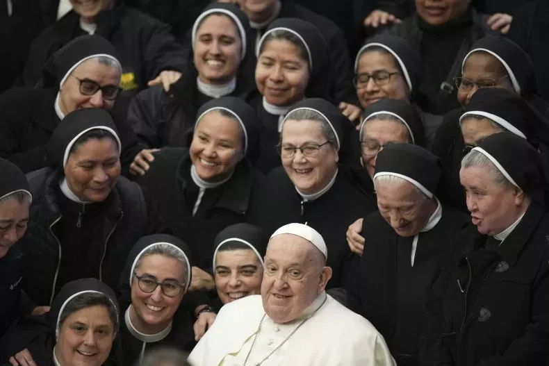 2025年2月5日,教皇方济各在梵蒂冈教皇保禄六世大厅每周公开接见期间与一群修女合影。