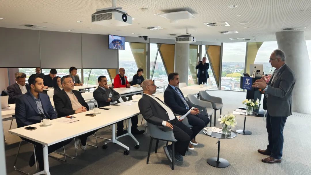 与会人员学习、交流、讨论地理空间技术在可持续发展中的应用