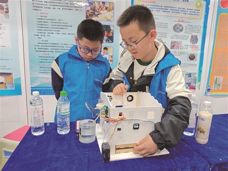 参赛选手认真调整参赛作品