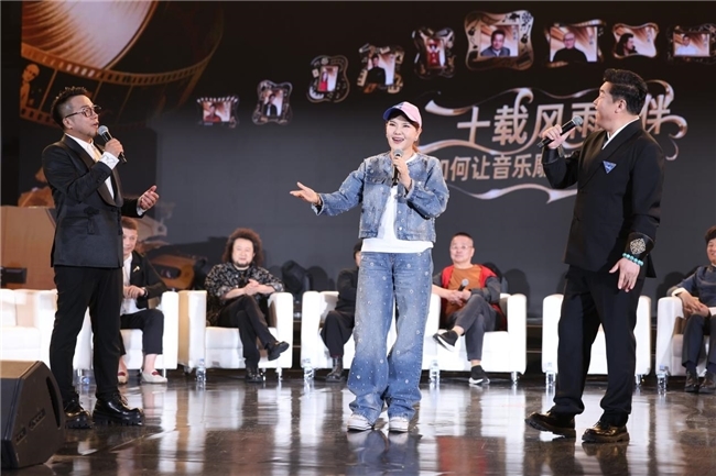 在华语音乐排行榜 “寻找百位音乐人计划” 启动仪式后,乌兰图雅在 “一路歌唱” 环节登场,倾情献唱代表作《阿尔山的姑娘》。她极富感染力的嗓音与悠扬的旋律交相辉映,瞬间将现场氛围推向高潮。
