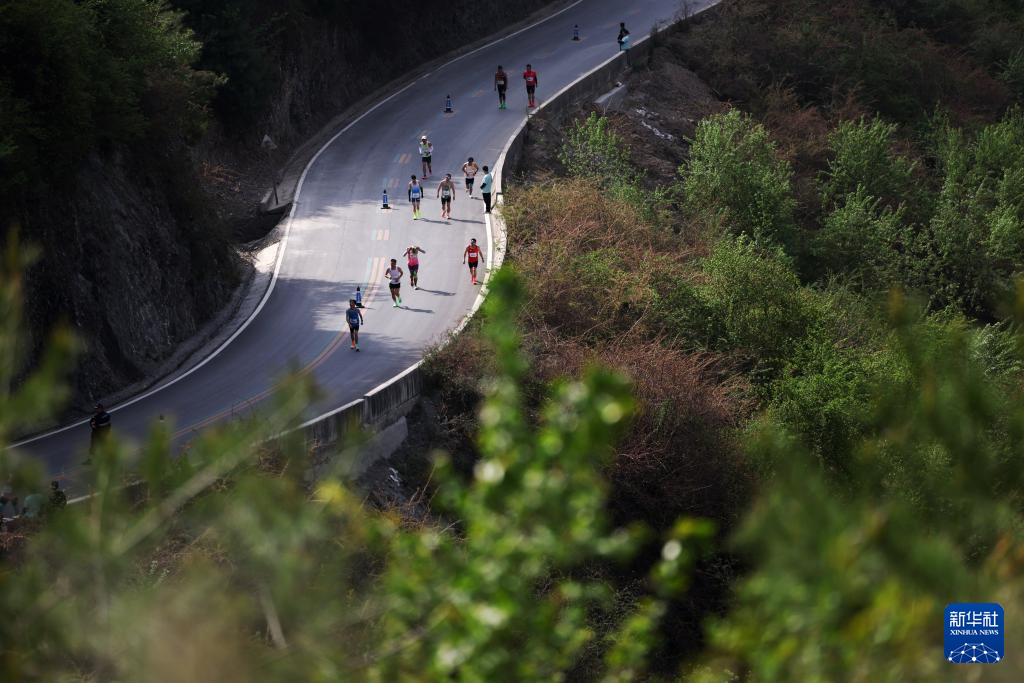 4月20日，参赛选手在比赛中。新华社记者　陈斌　摄