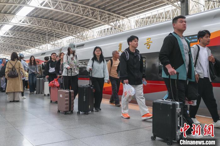 圖為江西南昌站，旅客從站臺上走過。(資料圖)劉力鑫 攝