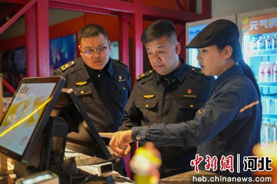 图为任丘市一影院，工作人员正在检查电影院。 韩慧峰 摄