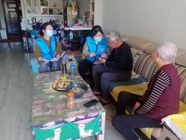 服务窗口搬进居民家中　华亭养老认证零距离