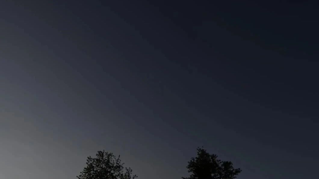 太震撼了，这是从地球看去的星链卫星，它在夜空中