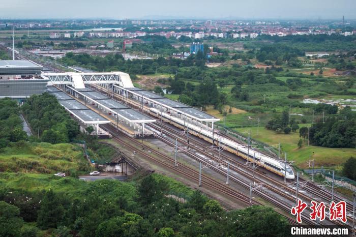 圖為江西鷹潭北站，一輛高鐵列車駛離車站。李創 攝