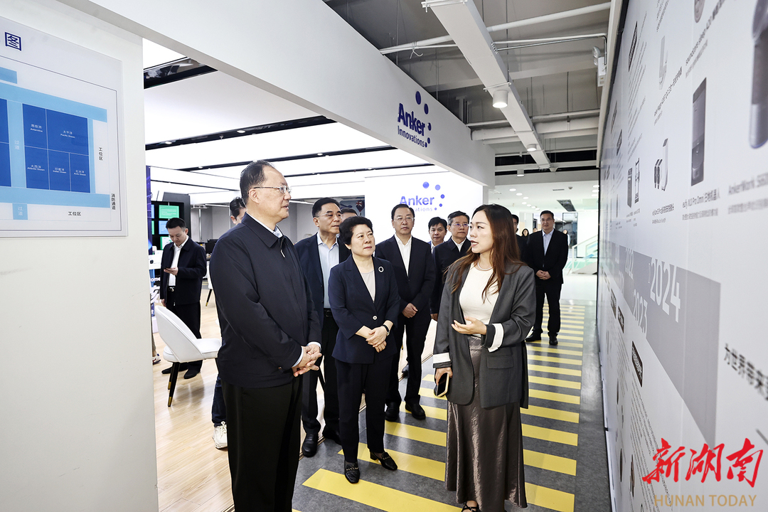 25日上午,毛伟明在安克创新调研。