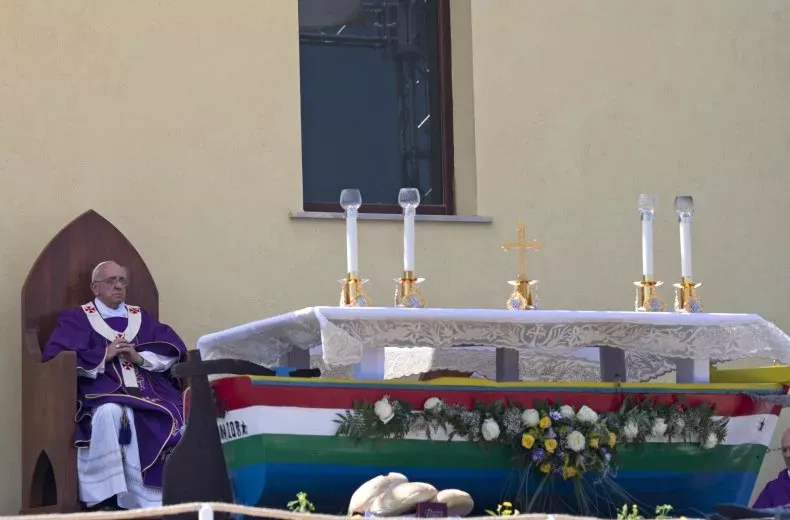 2013年7月8日,教皇方济各在意大利南部兰佩杜萨岛访问期间,在用破损移民船回收木材制成的祭坛前举行弥撒。