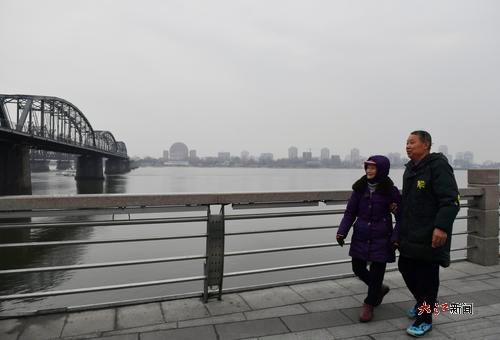 戴英秀姑侄來到鴨綠江斷橋，這里是抗美援朝重要的歷史見證地。