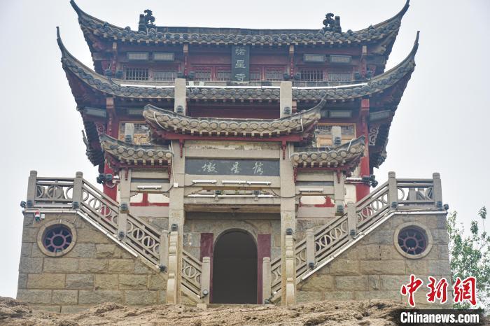 图为落星墩上的牌坊和寺庙。巫发阳 摄