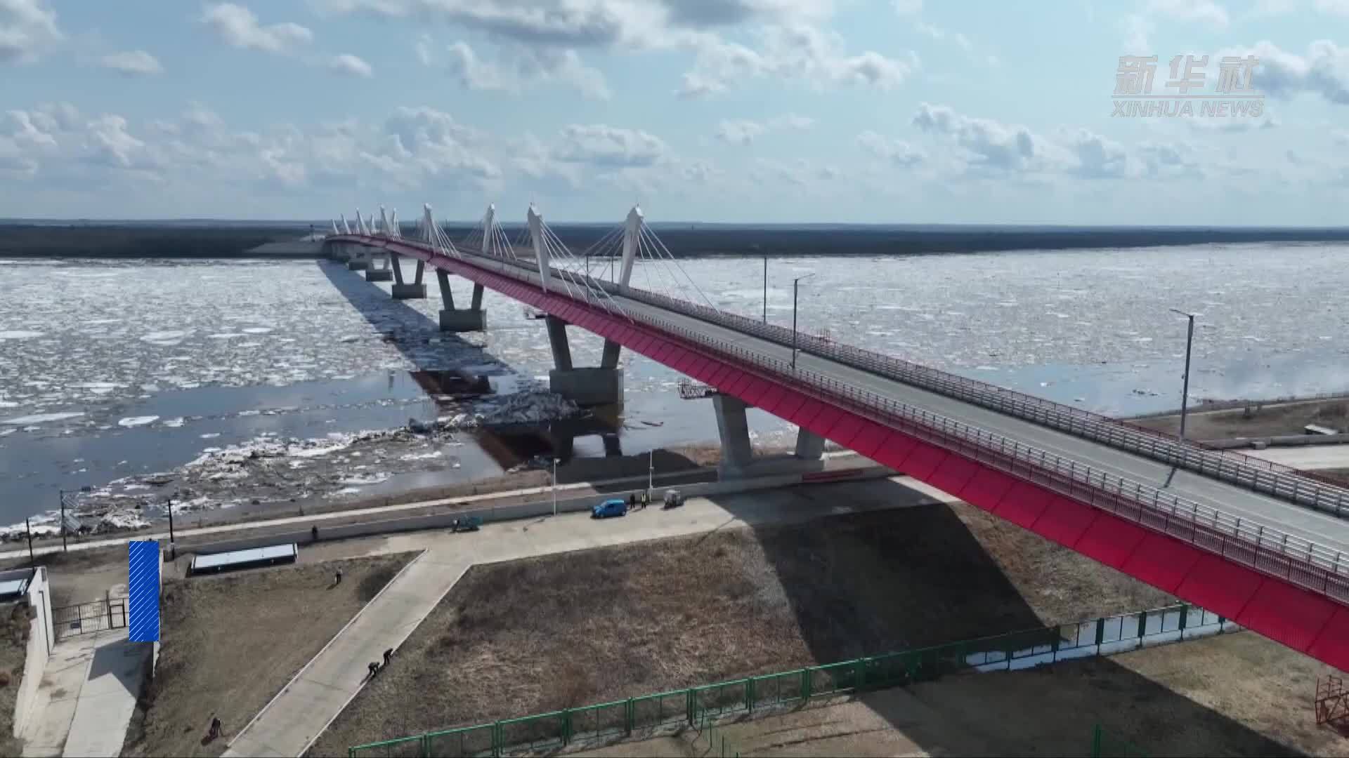 中俄界江黑龙江黑河段开江引游人