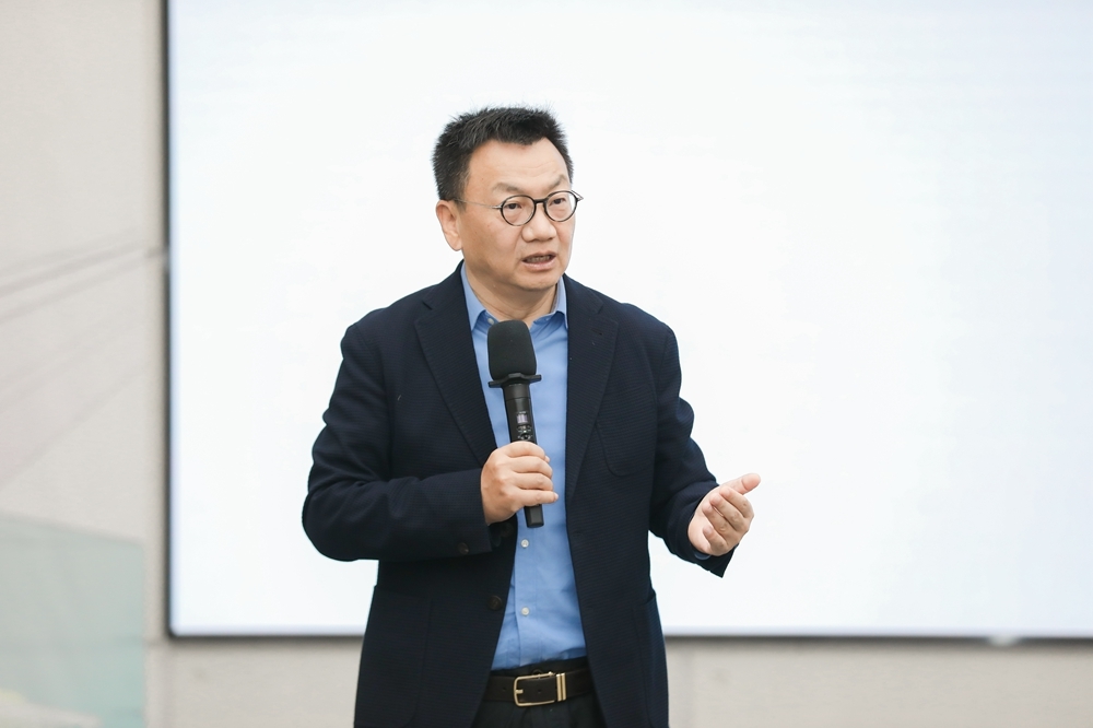 西安欧亚学院创办人、董事长胡建波教授