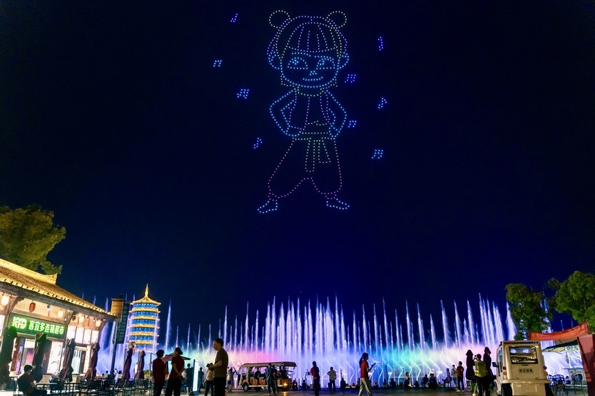 无人机组成的“哪吒”现身天空