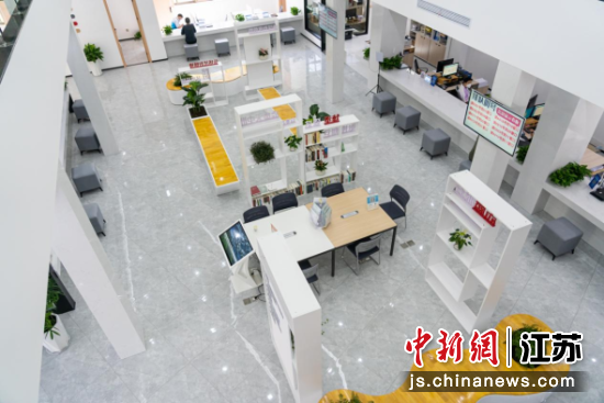 万石镇社会治安综合治理中心外景；2、万石镇社会治安综合治理中心内景；3、网格员走进广场与居民互动。万石镇供图