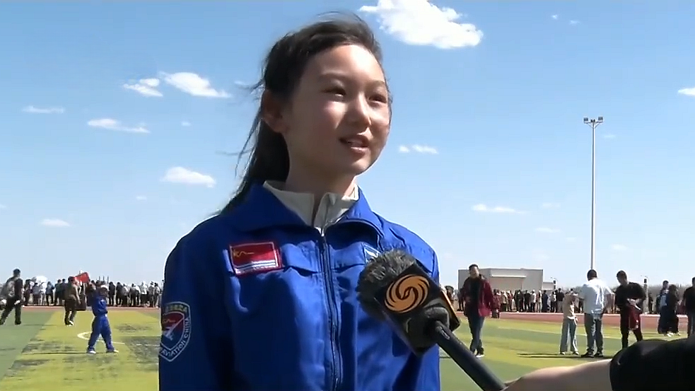 数千民众聚集现场 见证神舟二十号发射