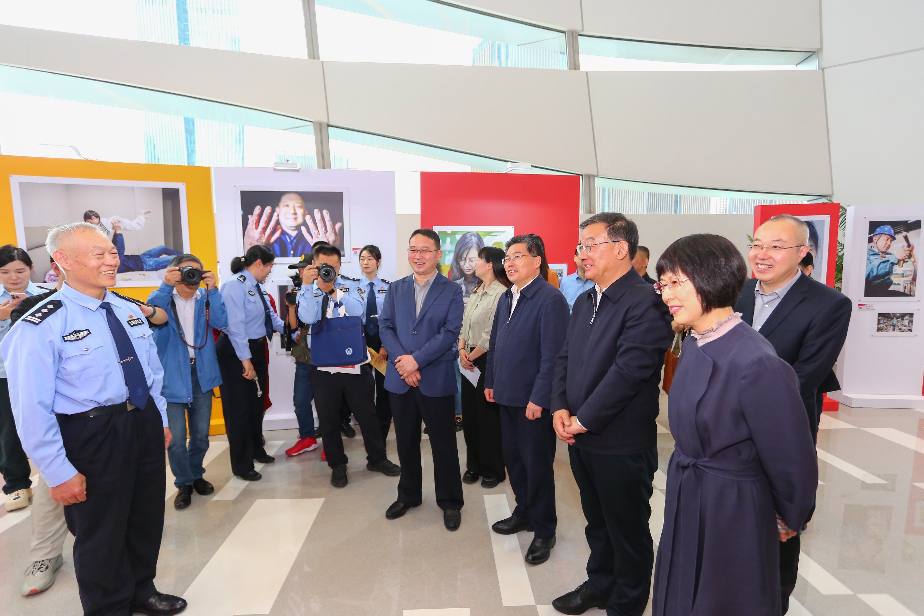 以光影传递文明力量 “谢谢你！身边好人”主题摄影巡展首展在济南启幕