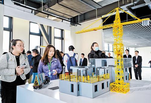 4月9日，中国二十二冶集团有限公司装配建筑分公司的装配式大楼模型吸引众多人士参观。本报记者 师源摄