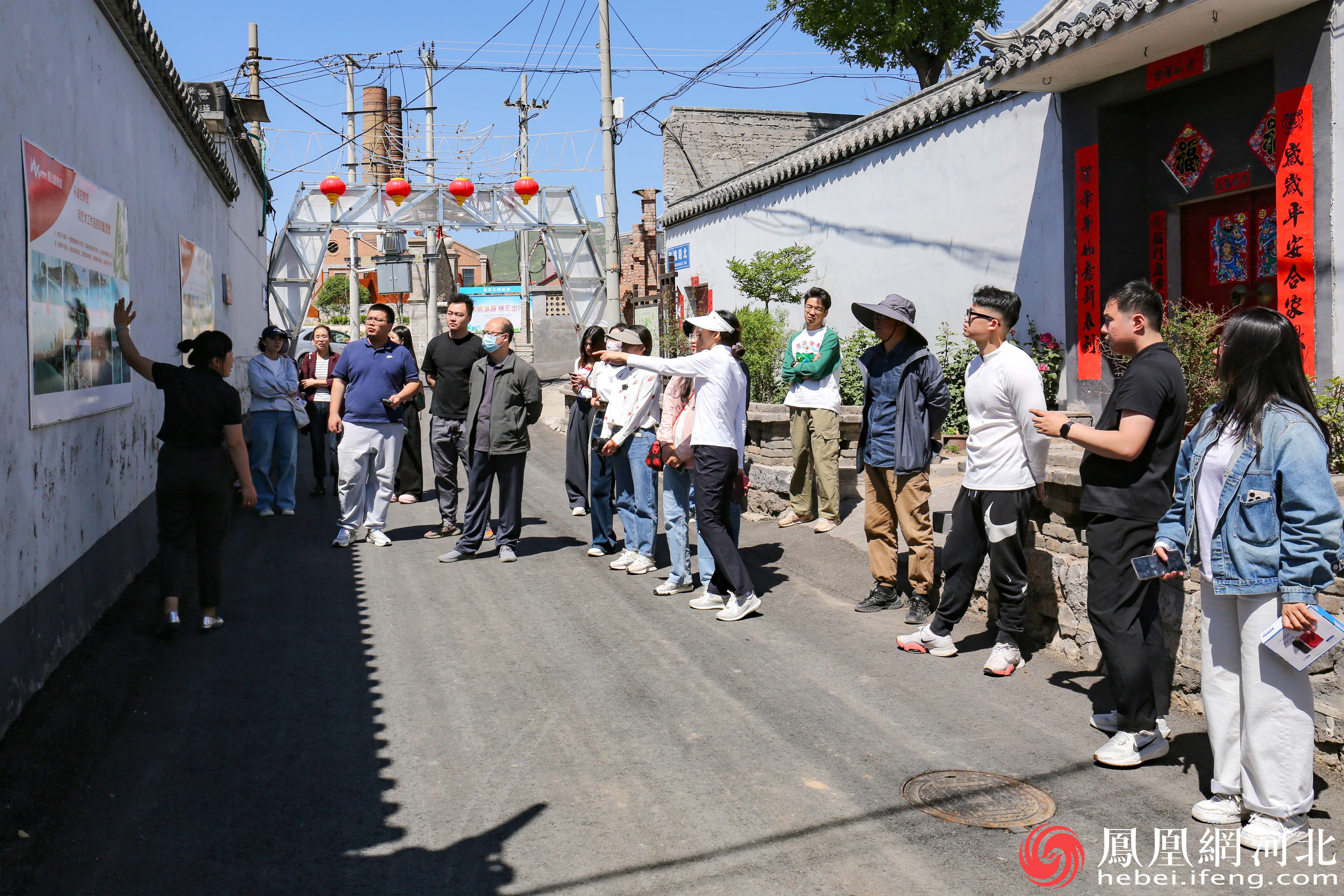 媒体代表们在正丰·左岸艺术村体验近在咫尺的“诗和远方” 李卓然摄