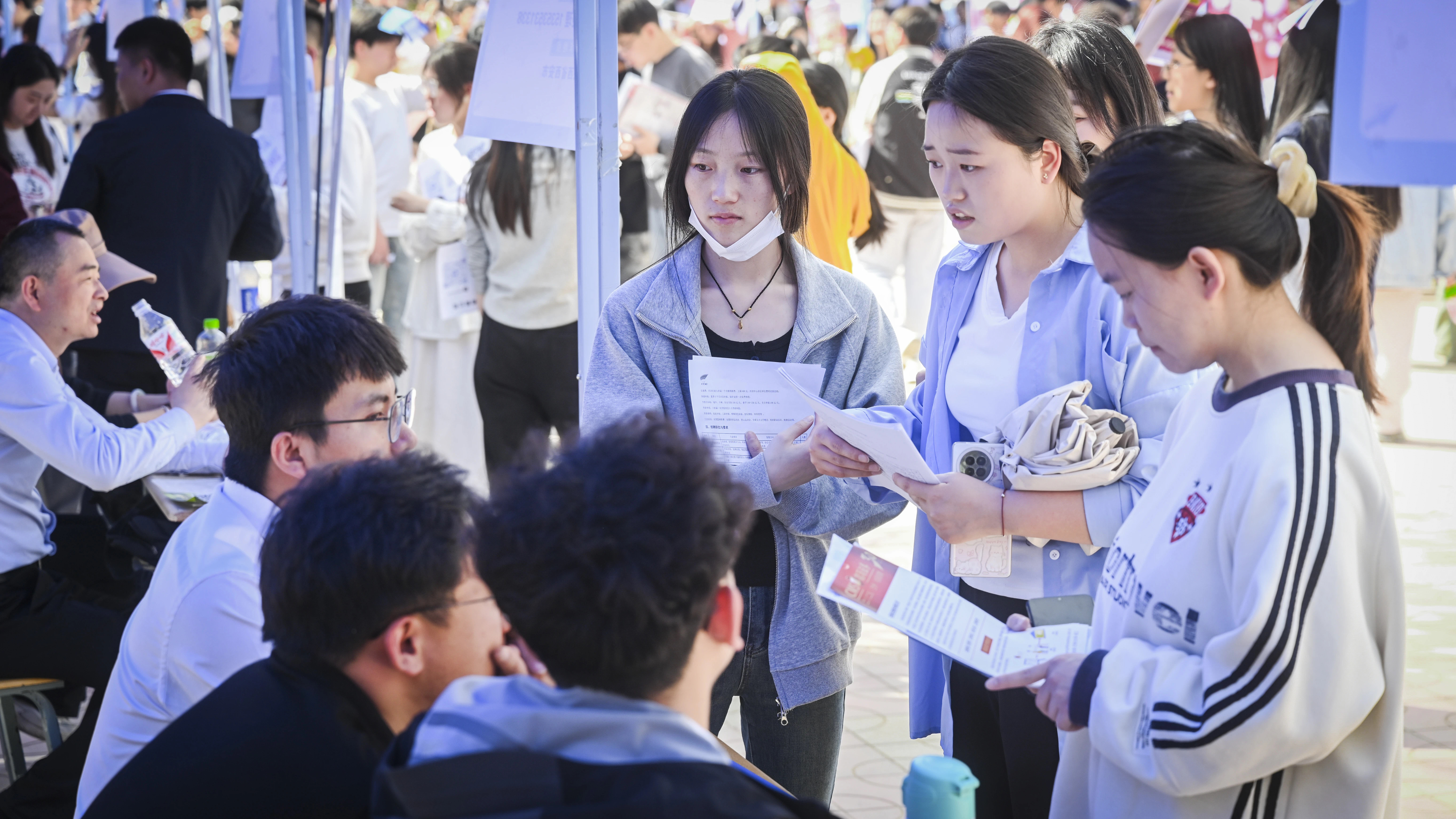 直击兰州校招：AI岗位上新　毕业生想当网络主播