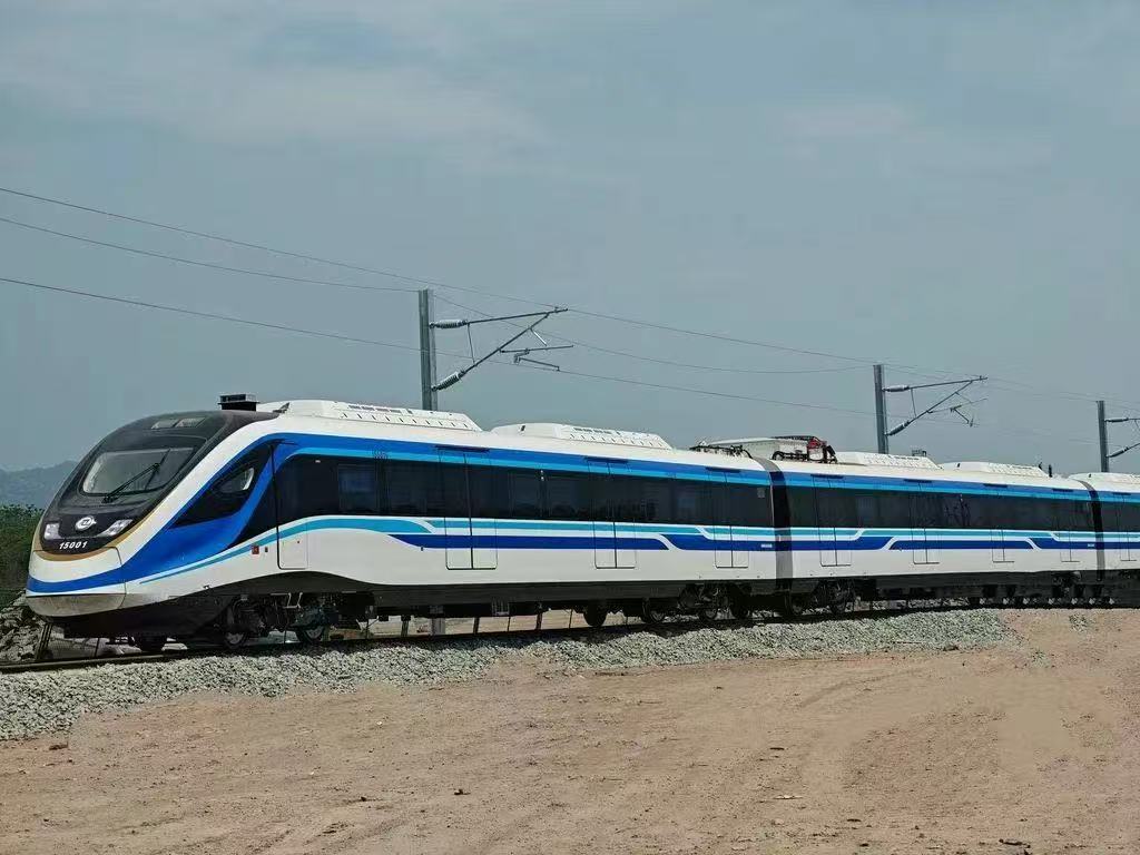 ▲轨道交通15号线首列城轨快线车辆运抵重庆。市住房城乡建委供图