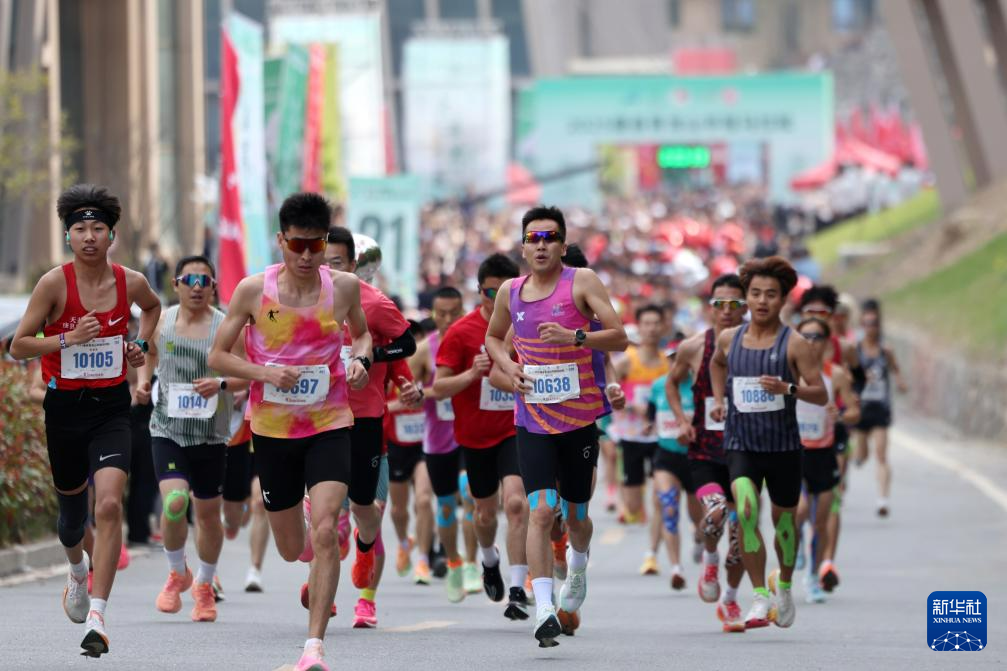 4月20日，参赛选手在比赛中。新华社记者　陈斌　摄