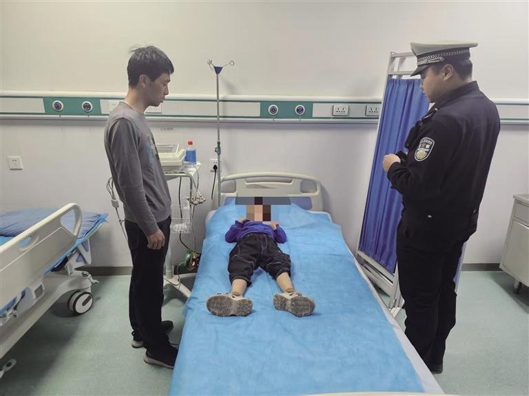民警协助史先生将孩子送到急诊室