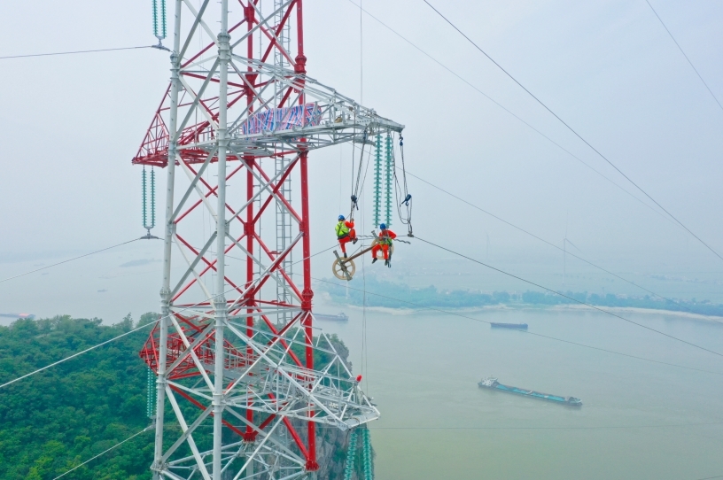 江西九江彭泽棉船风电项目配套线路工程开始跨越长江放线作业。（聂飞 摄）