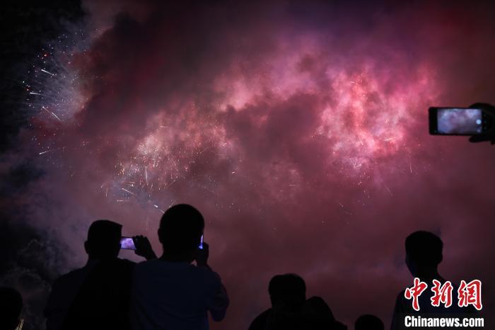 “中国烟花爆竹之乡”江西上栗举行春季创意主题焰火晚会(图)