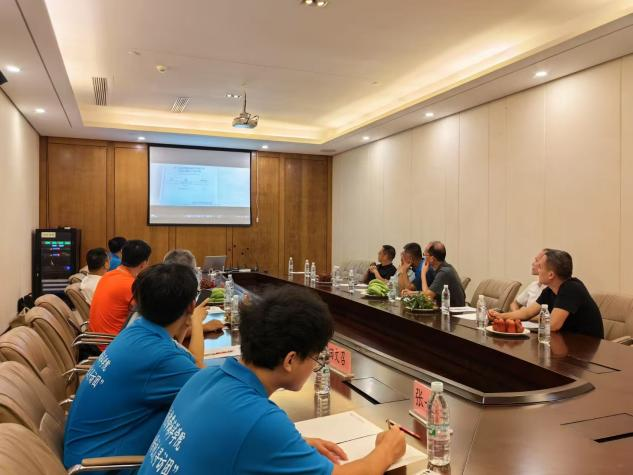 团队成员进行专家座谈会